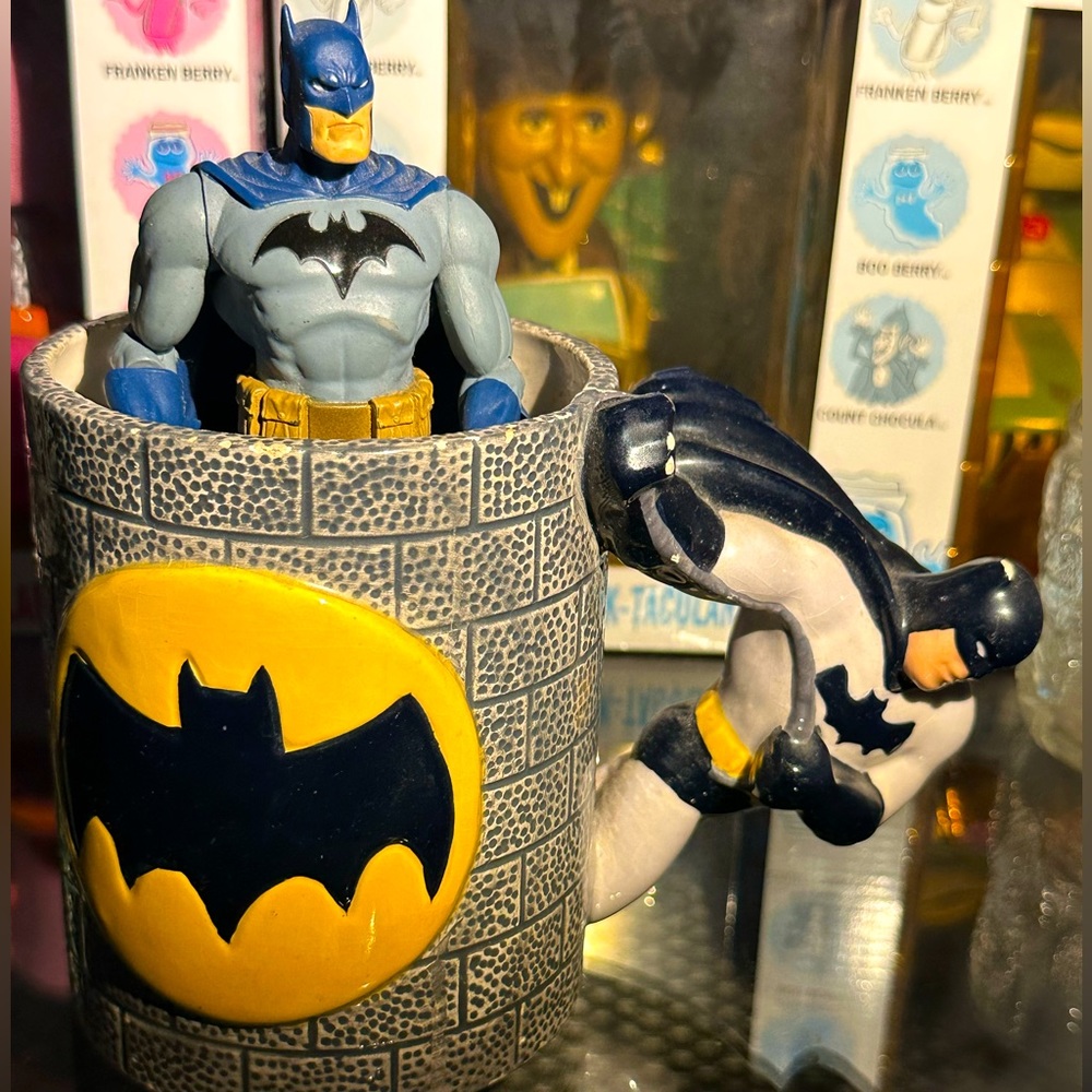 DC Comics™️ Batman™️ collectibleHandPainted Ceramic mug FreeBatmanfigureincluded